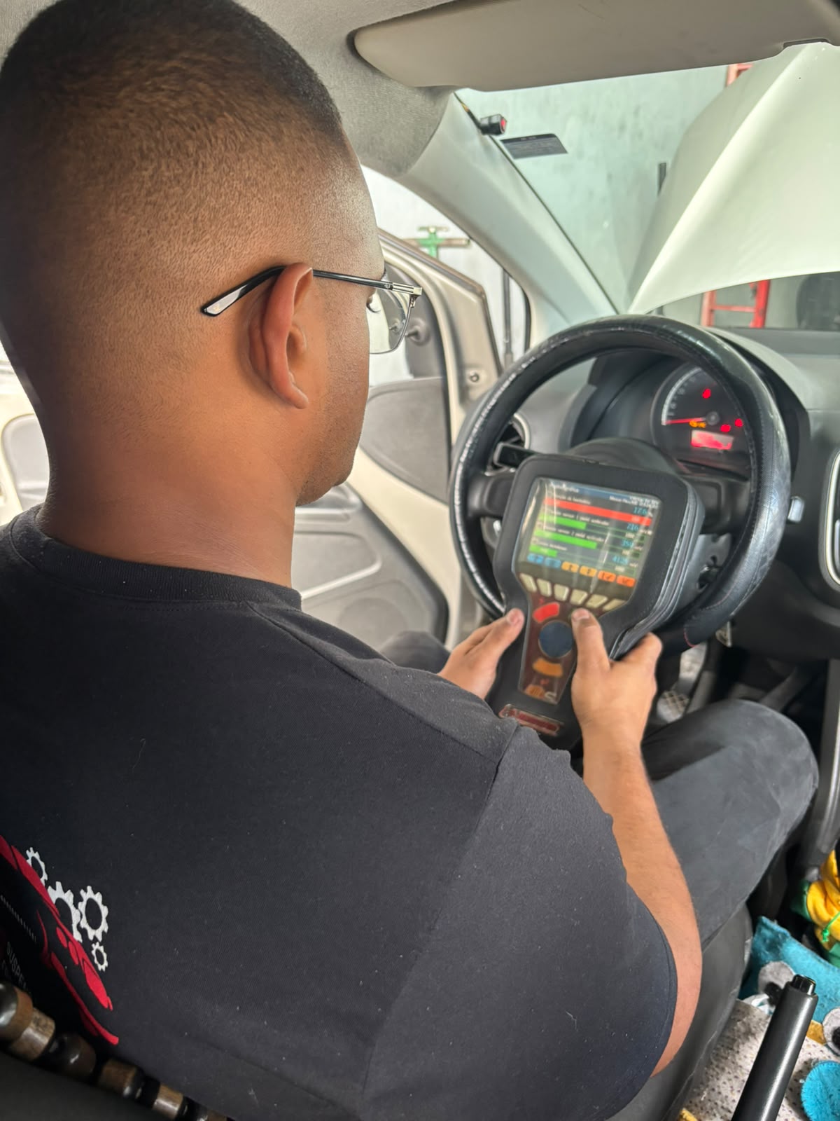 Diagnóstico eletrônico em veículo no Stillo Auto Center